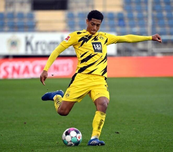 内马尔那些骚操作名场面瞬间，不愧是把任加足球发扬光大球星之一（内马尔花式操作名场面集锦，果然是将花式足球发扬光大的顶级球星之一）