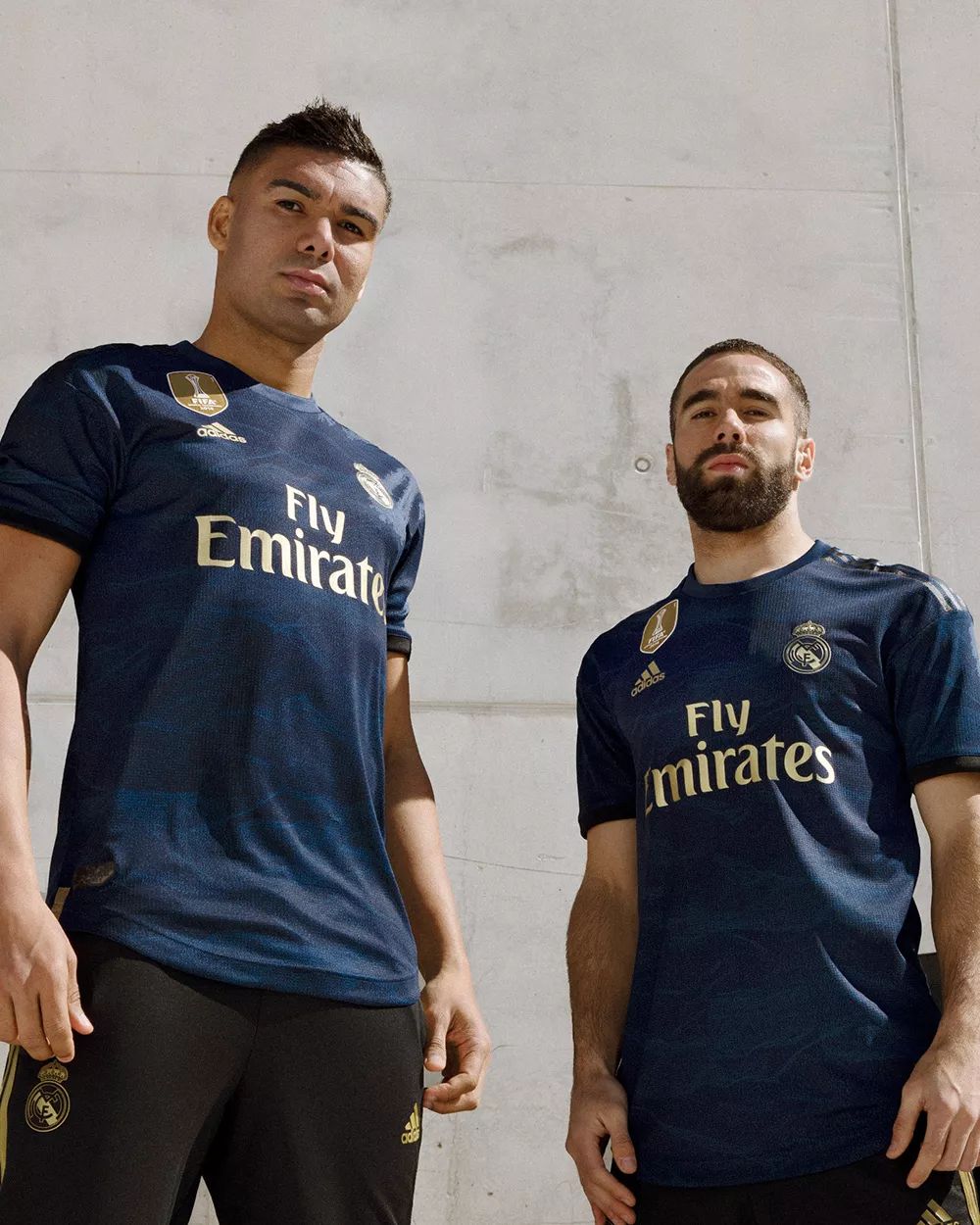 球迷：这球不进都对不起场地