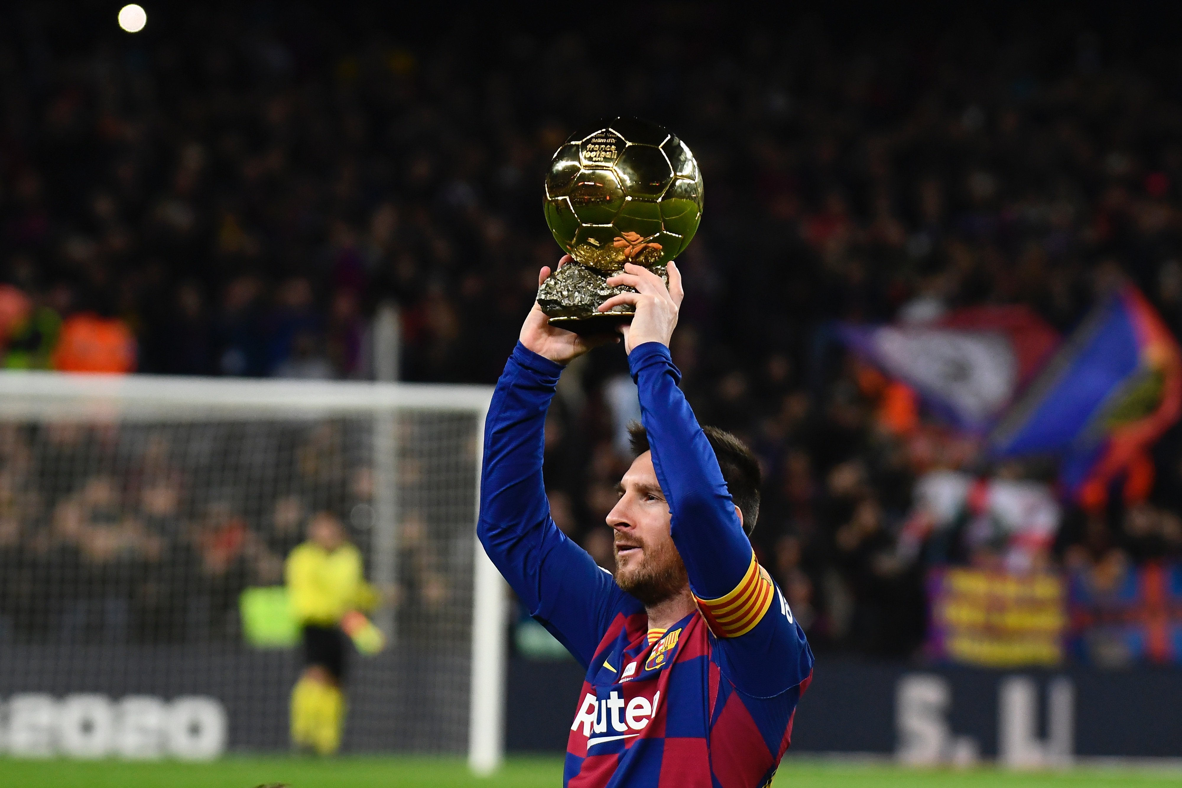 德媒：由于手指受伤，诺伊尔近两场都佩戴特制的四指手套参赛