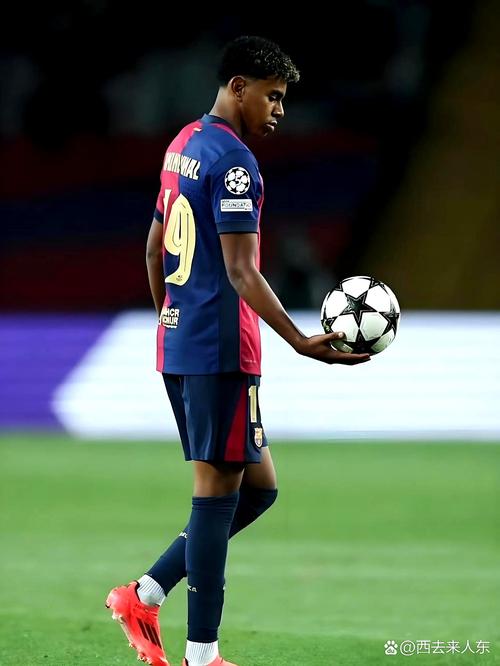 斯内德：亚马尔未来或超越梅西，他未来10年不会离开巴萨（斯内德：亚马尔有望超越梅西，未来十年大概率留在巴萨）