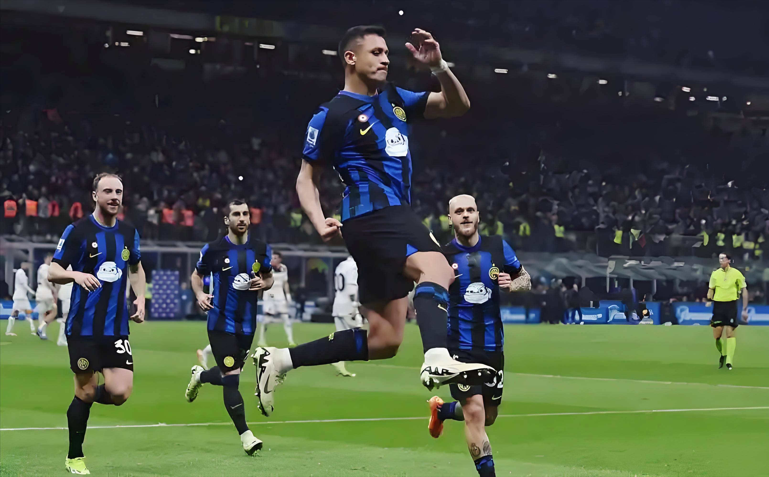 欧洲金靴实时榜单：莱万领跑 萨拉赫位列次席（欧洲金靴最新排名：莱万居首，萨拉赫居次）