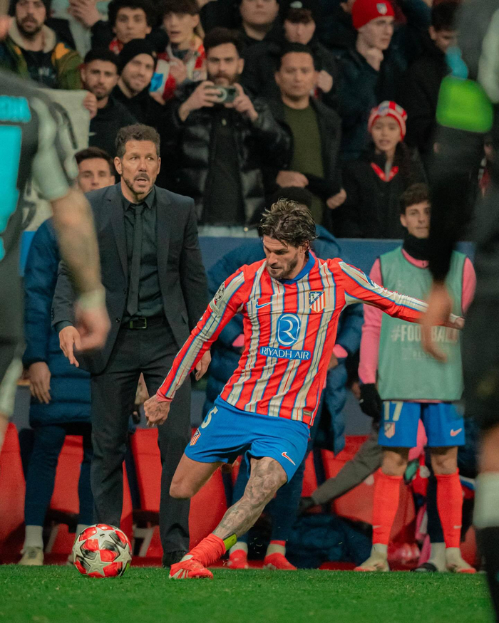 广东男篮在俱乐部杯赛中以90-70战胜广州男篮，小将王洪泽表现突出，阵容实力强劲。